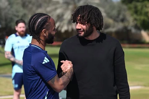 "ترحيب بالأحضان وممر شرفي".. محمد النني يزور معسكر أرسنال في دبي (فيديو)